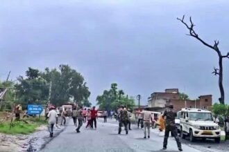 बोकारो में इलेक्ट्रो स्टील वेदांता में रोजगार को लेकर भारी बवाल, हिंसक झड़प में थाना प्रभारी का सिर फटा