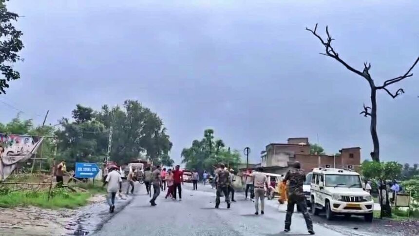 बोकारो में इलेक्ट्रो स्टील वेदांता में रोजगार को लेकर भारी बवाल, हिंसक झड़प में थाना प्रभारी का सिर फटा