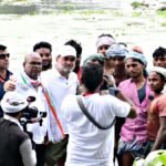 वोट अधिकार यात्रा के दौरान पैंट चढ़ाकर मखाना किसानों से मिलने पानी में उतरे राहुल गांधी, झारखंड के 3 मंत्री कटिहार में रहे मौजूद
