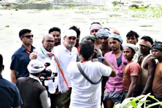 वोट अधिकार यात्रा के दौरान पैंट चढ़ाकर मखाना किसानों से मिलने पानी में उतरे राहुल गांधी, झारखंड के 3 मंत्री कटिहार में रहे मौजूद