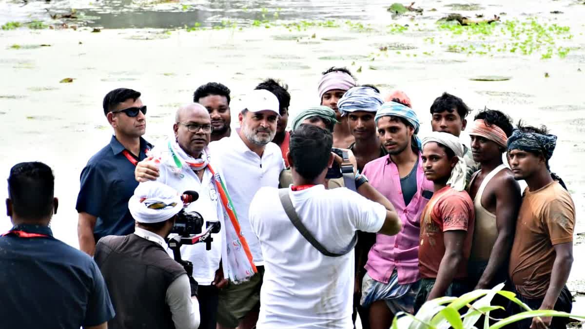 वोट अधिकार यात्रा के दौरान पैंट चढ़ाकर मखाना किसानों से मिलने पानी में उतरे राहुल गांधी, झारखंड के 3 मंत्री कटिहार में रहे मौजूद