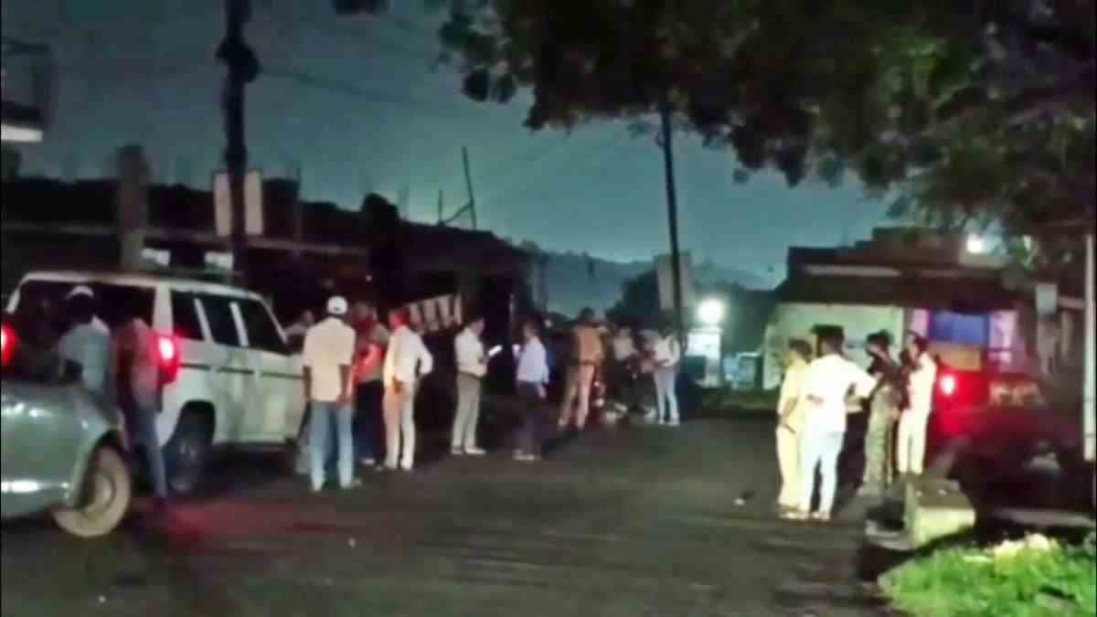 धनबाद में कोयला कारोबारी और पूर्व मुखिया पर ताबड़तोड़ फायरिंग, गंभीर हालत में अस्पताल में भर्ती