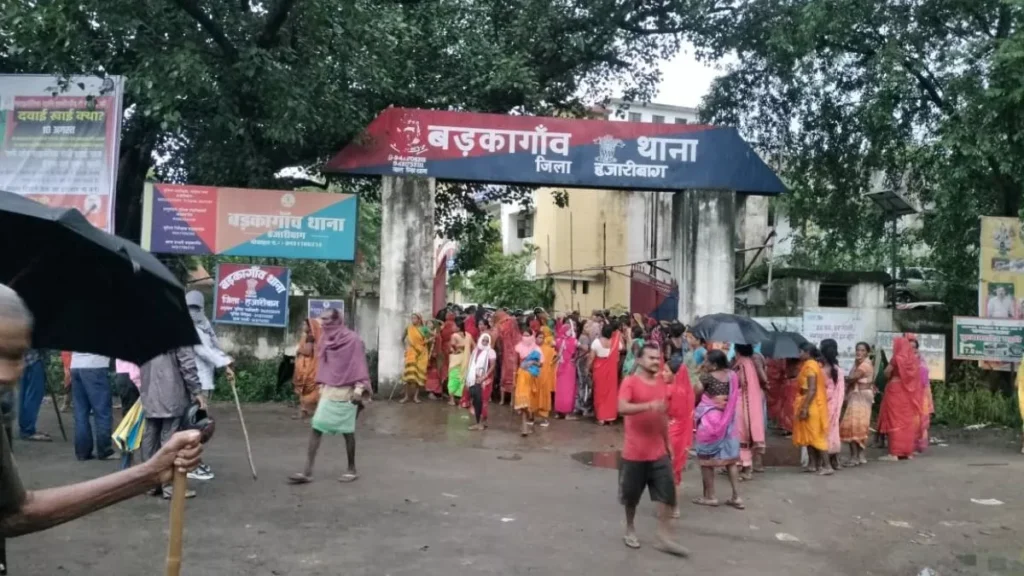 हजारीबाग में लोगों का प्रदर्शन, बड़कागांव थाने का किया घेराव, मुआवजा शिविर में हुई झड़प के बाद गिरफ्तारी का विरोध
