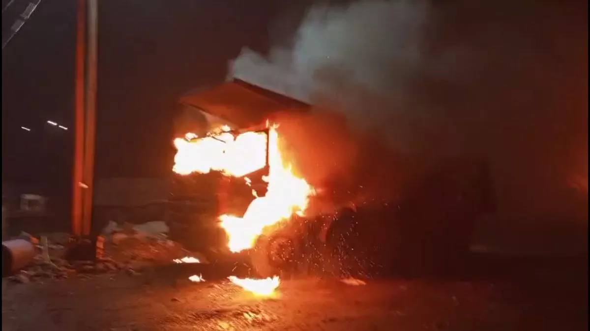 हजारीबाग में उग्रवादियों का तांडव, 6 गाड़ियों में लगाई आग, आउसोर्सिंग कंपनी के कर्मचारियों की पिटाई