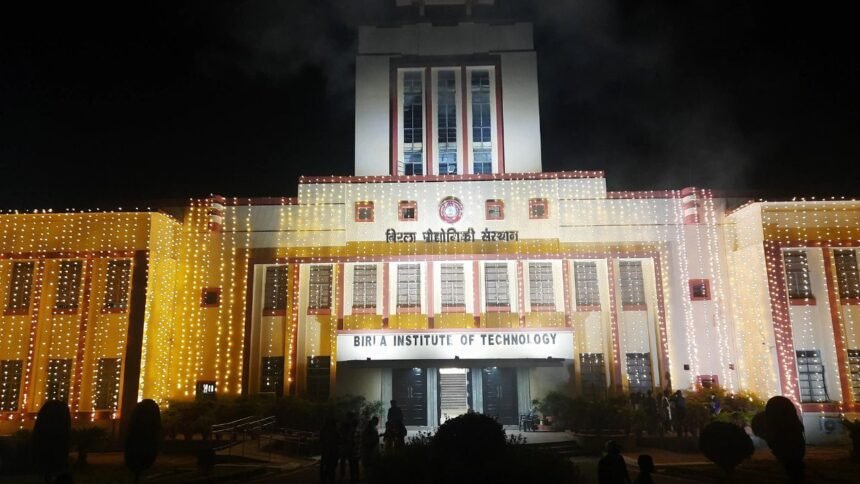 BIT Mesra के कैंपस में छात्रा से छेड़छाड़, ब्लेड से किया गया हमला, देर रात तक स्टूडेंट्स ने किया प्रदर्शन