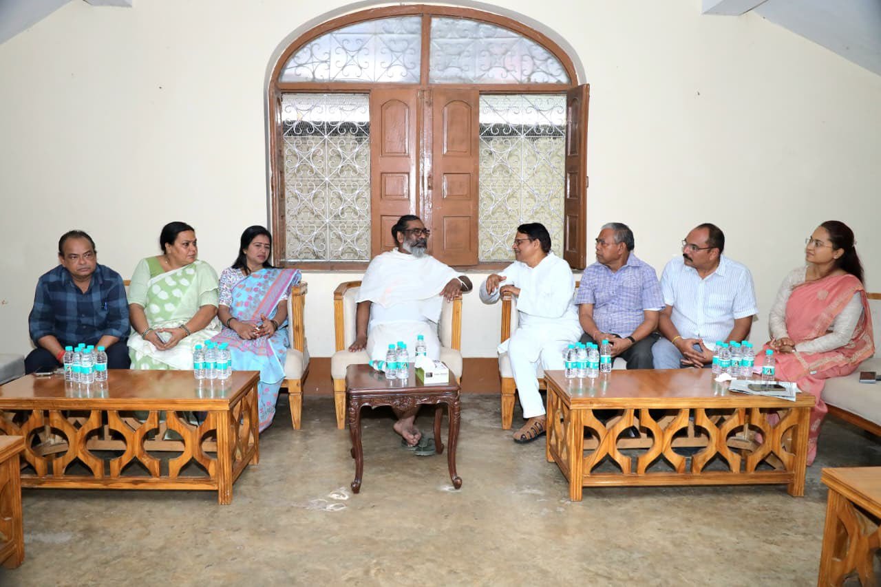 हेमंत सोरेन ने मिले झारखंड कांग्रेस के प्रभारी, नेमरा में शिबू सोरेन को दी गई श्रद्धांजलि