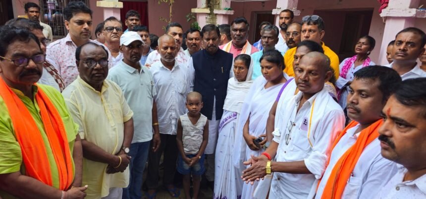 जयराम महतो के बाद अब सूर्या हांसदा के गांव पहुंचे BJP के 7 बड़े नेता, फर्जी केस में किया गया एनकाउंटर, मामले की हो CBI जांच