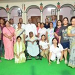 हेमंत सोरेन ने दिशोम गुरु के अस्थि विजर्सन के बाद नेमरा छोड़ रांची रवाना, पूरे परिवार के साथ खिंचवाई फोटो