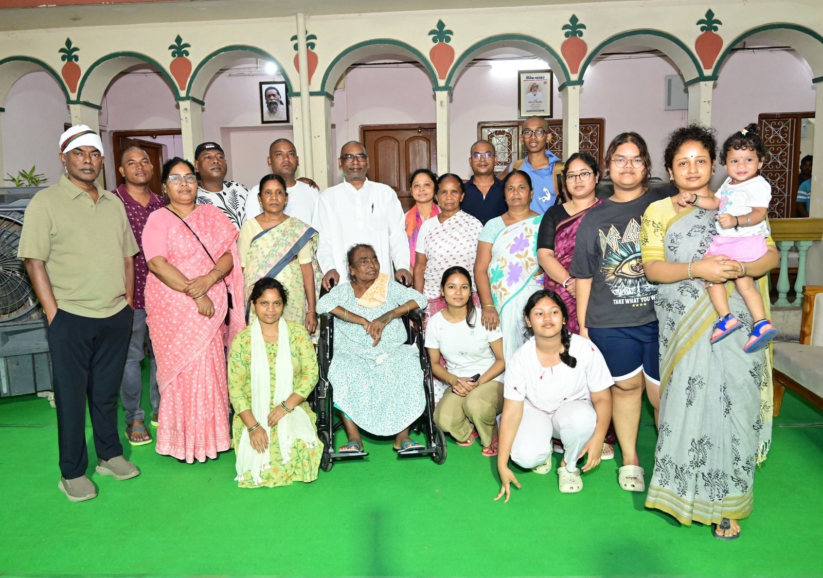 हेमंत सोरेन ने दिशोम गुरु के अस्थि विजर्सन के बाद नेमरा छोड़ रांची रवाना, पूरे परिवार के साथ खिंचवाई फोटो