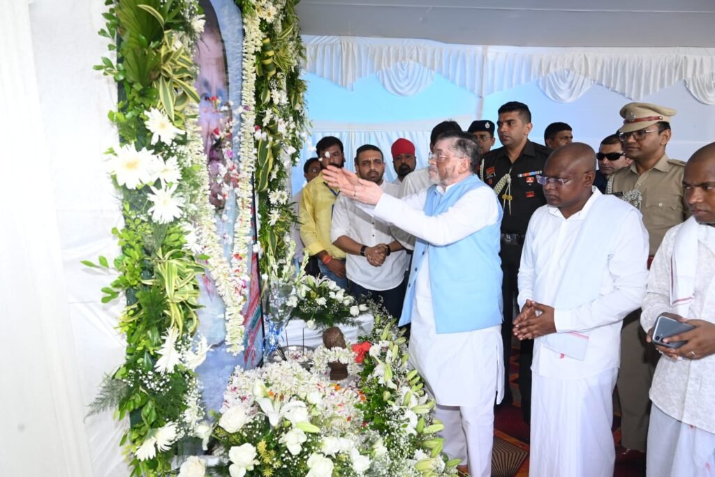 धोड़ाबांधा में पूर्व शिक्षा मंत्री रामदास सोरेन का संस्कार भोज, राज्यपाल संतोष गंगवार और मुख्यमंत्री हेमंत सोरेन हुए शामिल 1 GzgcazWWgAAVbc4