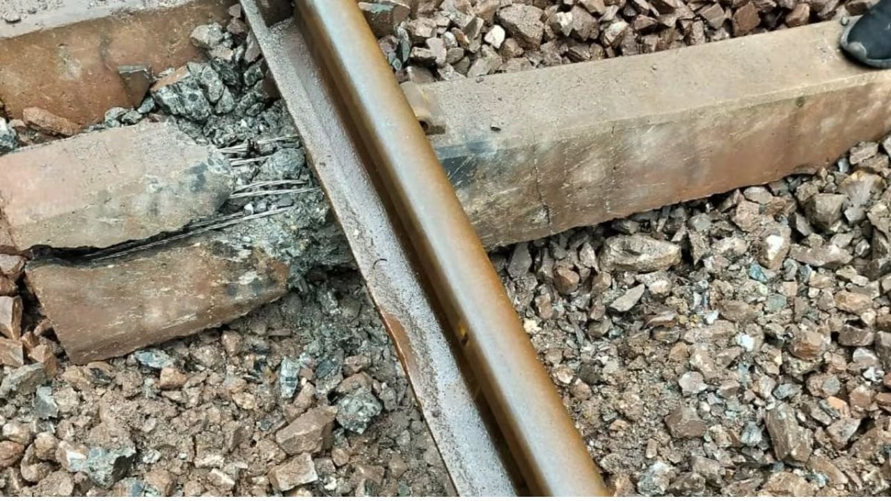 झारखंड में माओवादियों का तांडव, रंगरा-करमपाड़ा रेलवे ट्रैक को विस्फोट कर उड़ाया