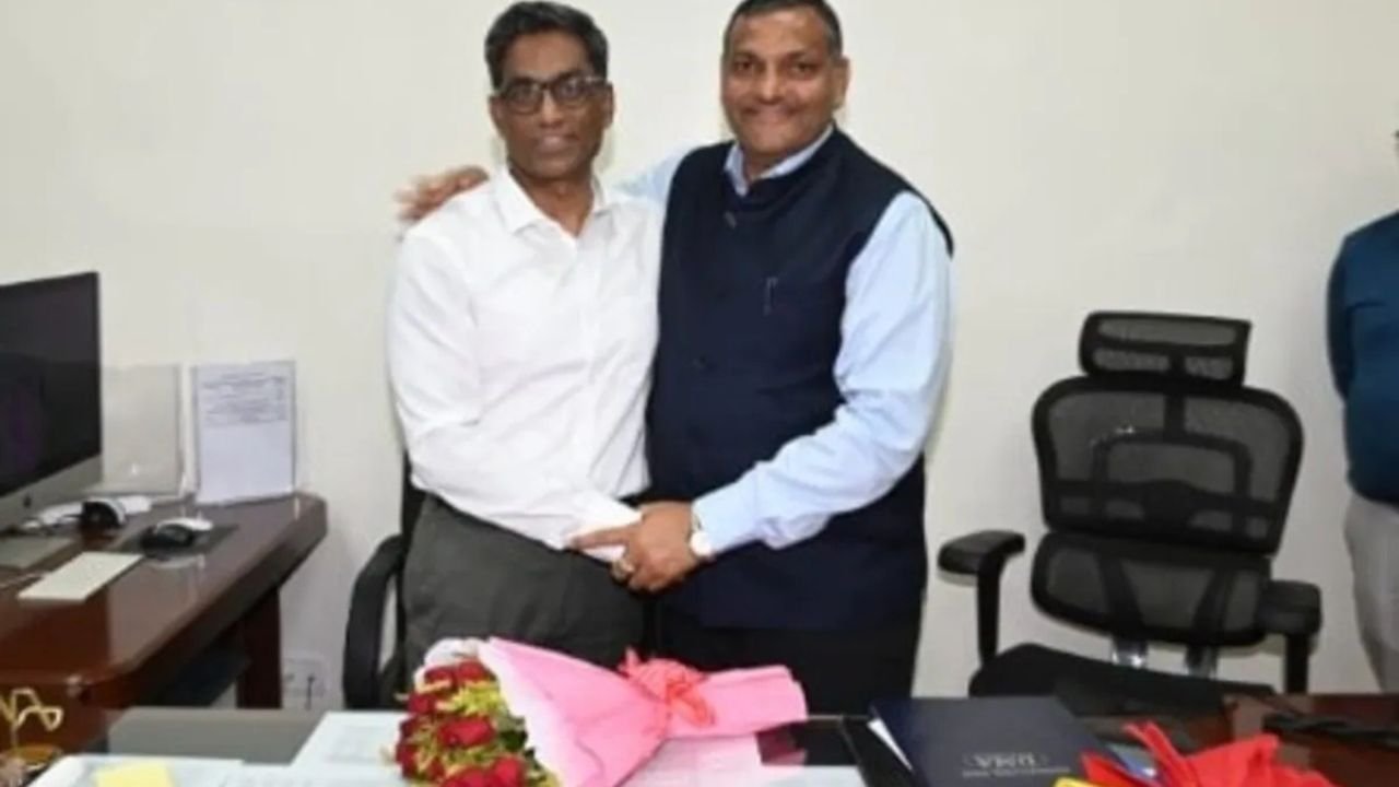 बिहार के नए चीफ सेकेट्री ने पद्भार संभाला, प्रत्यय अमृत को अमृतलाल ने कुर्सी पर बैठाया