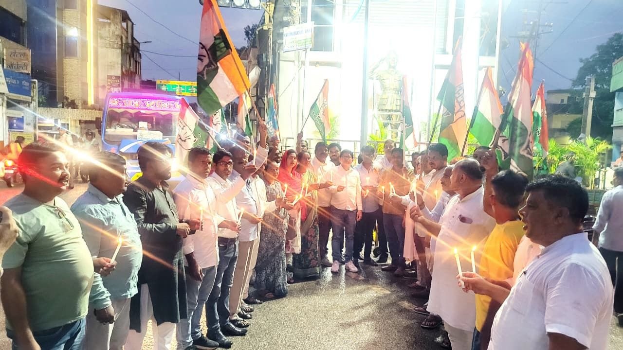लोहरदगा कांग्रेस की ओर से निकाला गया कैंडल मार्च, “वोट चोर, गद्दी छोड़” के लगे नारे