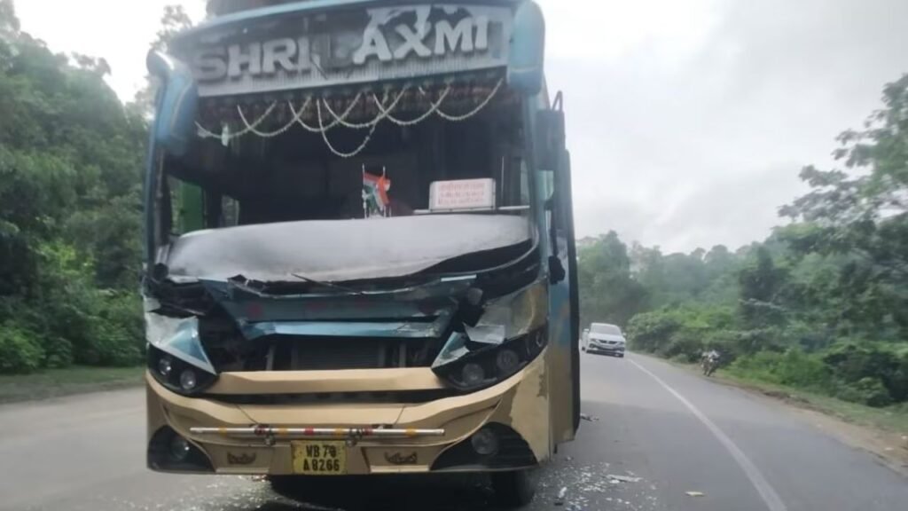 कोडरमा घाटी में यात्रियों से भरी बस दुर्घटनाग्रस्त, बाल-बाल बचे लोग