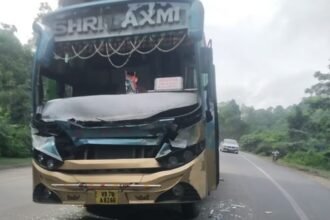 कोडरमा घाटी में यात्रियों से भरी बस दुर्घटनाग्रस्त, बाल-बाल बचे लोग