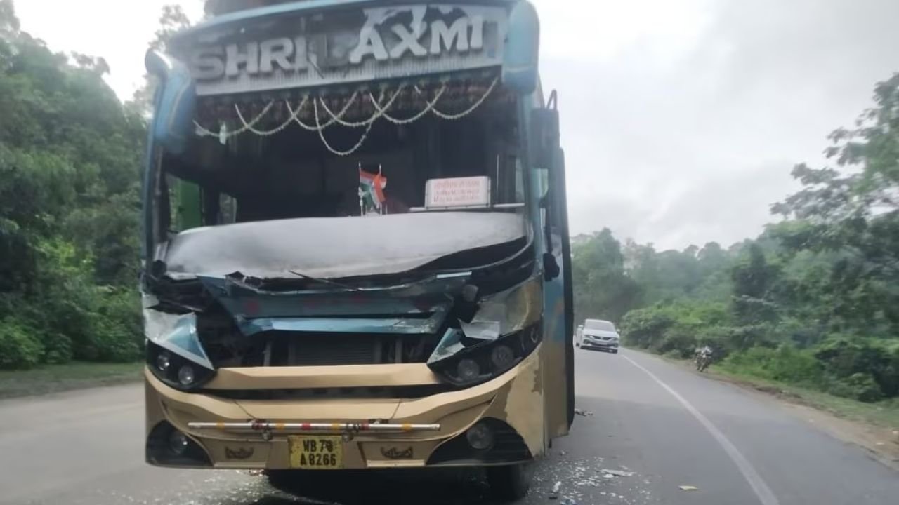 कोडरमा घाटी में यात्रियों से भरी बस दुर्घटनाग्रस्त, बाल-बाल बचे लोग