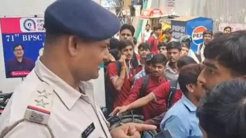 पटना के मोशन कोचिंग सेंटर में छात्रों का हंगामा, फैकल्टी नहीं होने पर किया बवाल, जमकर हुई तोड़फोड़ और पथराव