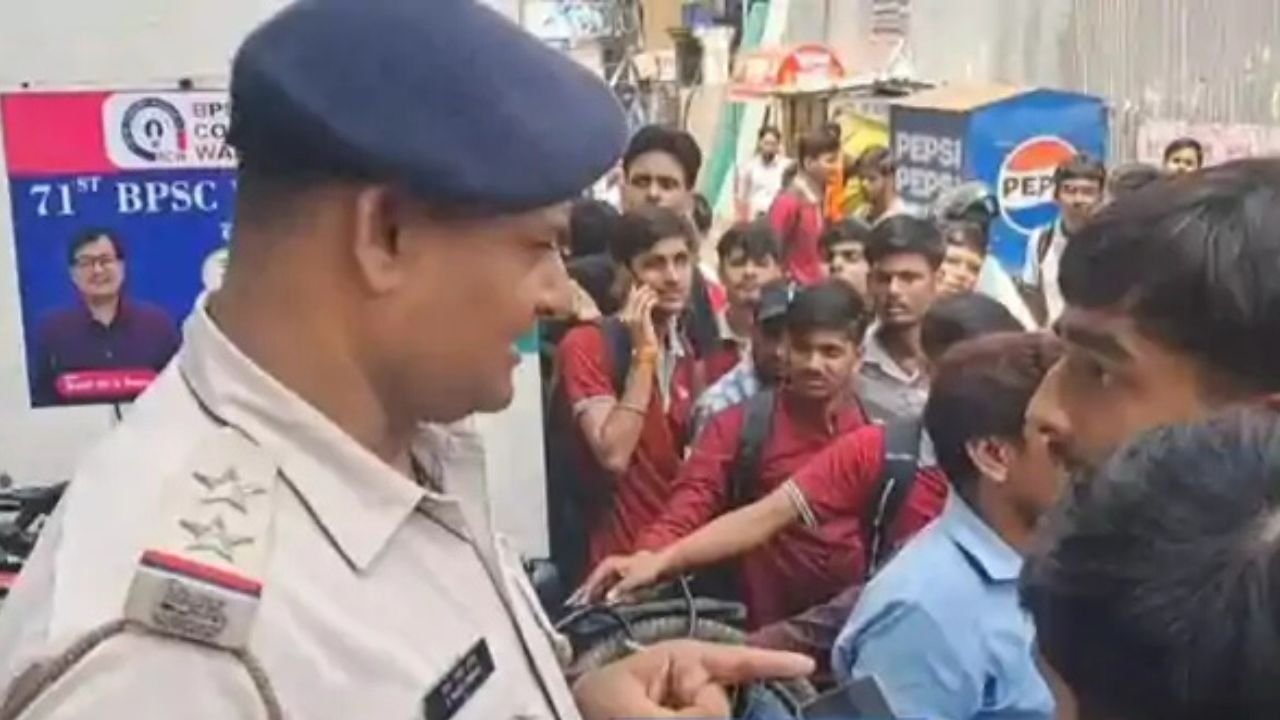 पटना के मोशन कोचिंग सेंटर में छात्रों का हंगामा, फैकल्टी नहीं होने पर किया बवाल, जमकर हुई तोड़फोड़ और पथराव