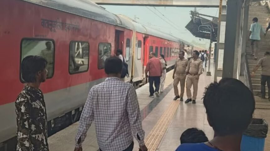 आम्रपाली एक्सप्रेस में आतंकी की सूचना पर हड़कंप, शुरू हुआ सर्च ऑपरेशन, दो को ट्रेन से उतरा