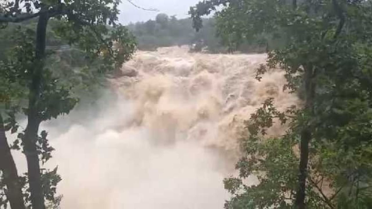 रांची में लगातार बारिश से वॉटर फॉल में उफान पर, उपायुक्त मंजूनाथ भजंत्री ने जारी की चेतावनी