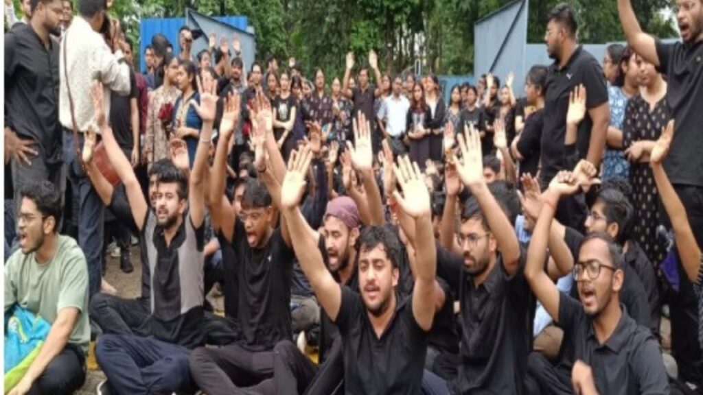 जमशेदपुर में छात्र की मौत के बाद फूटा गुस्सा, मणिपाल मेडिकल कॉलेज के 250 छात्र बैठे धरने पर