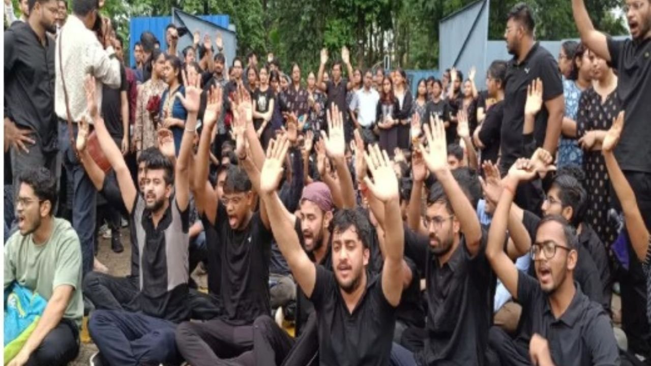 जमशेदपुर में छात्र की मौत के बाद फूटा गुस्सा, मणिपाल मेडिकल कॉलेज के 250 छात्र बैठे धरने पर