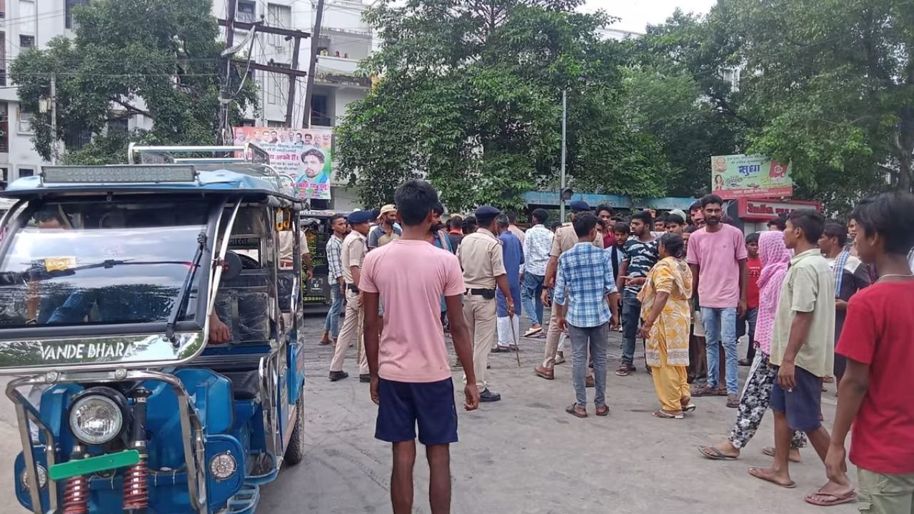 पटना में छात्रा की स्कूल में जलकर मौत के बाद भारी बवाल, सब-इंस्पेक्टर घायल, सड़क जाम