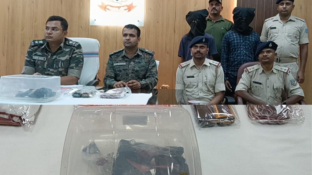 सारंडा जंगल से दो कुख्यात नक्सली गिरफ्तार,हथियार और विस्फोटक बरामद, 40 से अधिक वारदातों में था शामिल