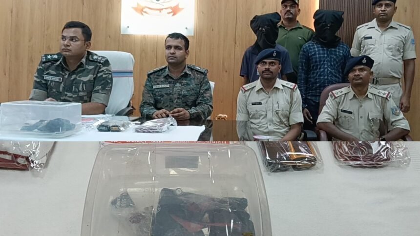 सारंडा जंगल से दो कुख्यात नक्सली गिरफ्तार,हथियार और विस्फोटक बरामद, 40 से अधिक वारदातों में था शामिल