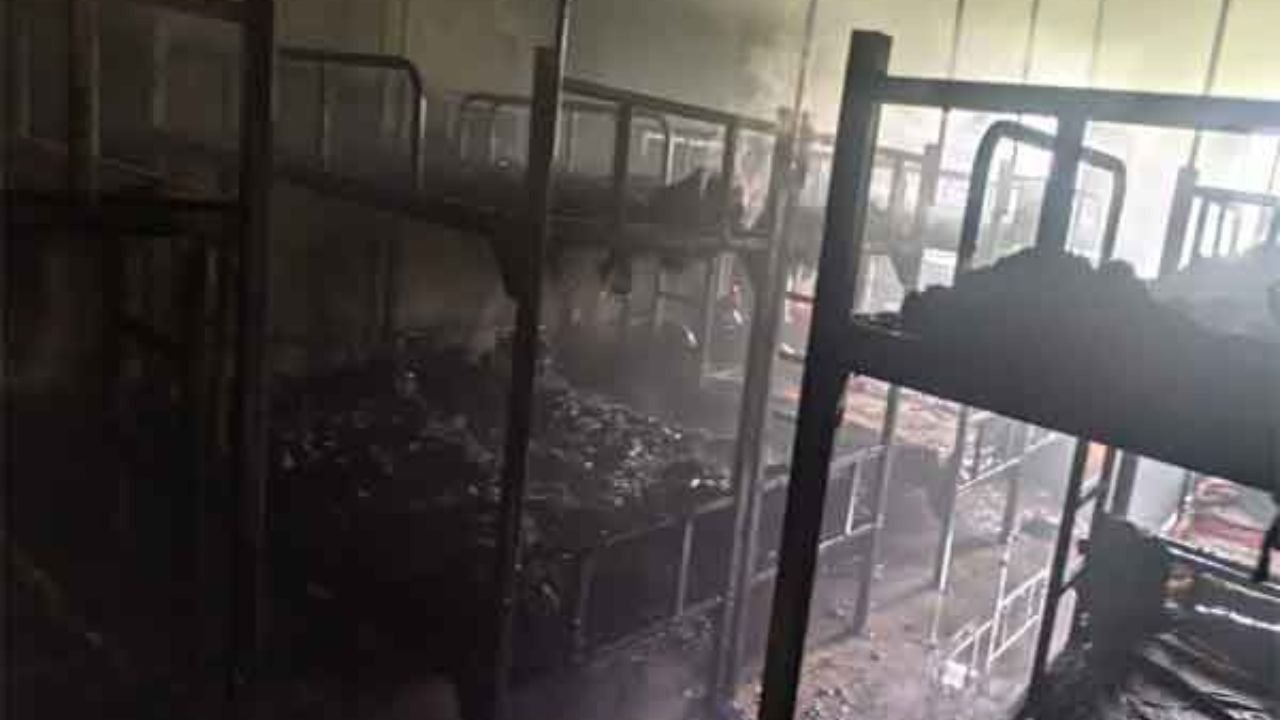 लातेहार के गर्ल्स हॉस्टल में लगी भीषण आग, कमरे का सामान जलकर हुआ राख