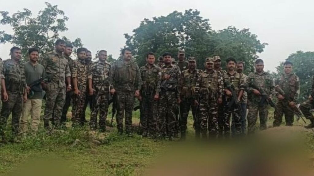 झारखंड में एनकाउंटर, पुलिस ने 15 लाख के इनामी PLFI कमांडर को मार गिराया, 5 जिलों में था आतंक