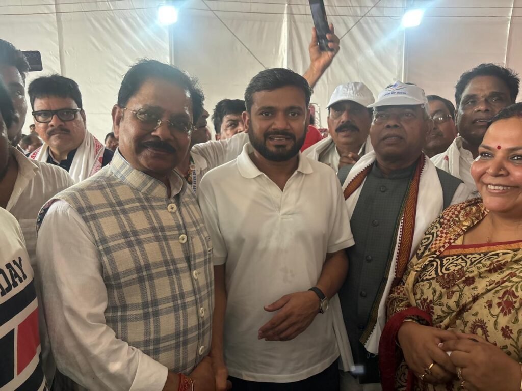 वोटर अधिकार में शामिल होने बिहार पहुंचे पूर्व सांसद धीरज प्रसाद साहू, कहा-'मतदाताओं के अधिकार का हनन बर्दाश्त नहीं' 2 WhatsApp Image 2025 08 20 at 06.47.38 d40e5c92