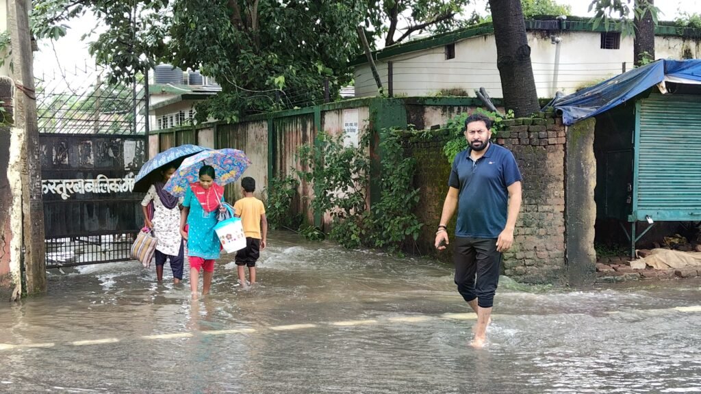 लोहरदगा में लगातार हो रही बारिश से कोयल और शंख नदी खतरे के निशान के करीब, बेड़ो-भंडरा रोड़ पर पुल के ऊपर बह रहा हैं पानी 3 WhatsApp Image 2025 08 23 at 17.50.16 9a4d01cb
