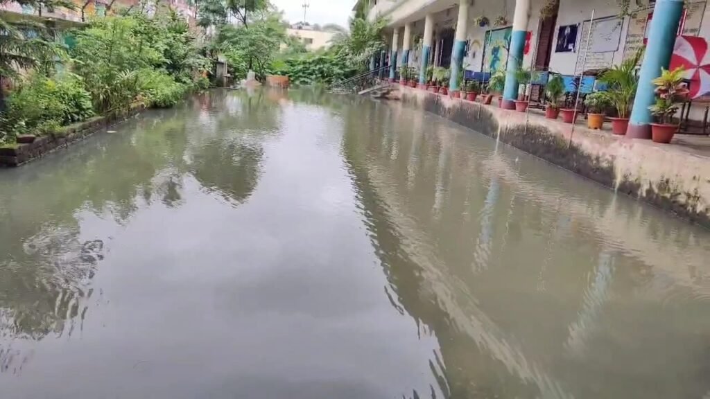 लोहरदगा में लगातार हो रही बारिश से कोयल और शंख नदी खतरे के निशान के करीब, बेड़ो-भंडरा रोड़ पर पुल के ऊपर बह रहा हैं पानी 2 WhatsApp Image 2025 08 23 at 17.51.37 a47531bc
