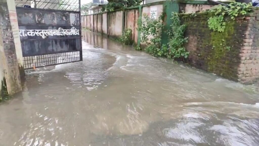 लोहरदगा में लगातार हो रही बारिश से कोयल और शंख नदी खतरे के निशान के करीब, बेड़ो-भंडरा रोड़ पर पुल के ऊपर बह रहा हैं पानी 1 WhatsApp Image 2025 08 23 at 17.51.38 d46e484e
