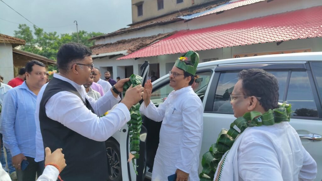 झारखंड कांग्रेस प्रभारी के. राजू का लोहरदगा दौरा,पारंपरिक रीति रिवाज के साथ किया गया स्वागत 4 WhatsApp Image 2025 08 26 at 20.14.53 94d100df