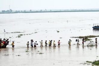 बिहार में गंगा, कोसी, गंडक नदी उफान पर, झाझा में पुल धंसा, मुंगेर में बह गया डायवर्जन