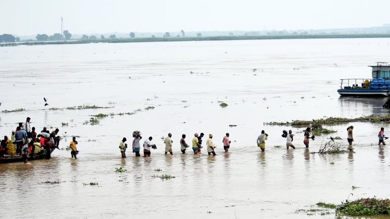 बिहार में गंगा, कोसी, गंडक नदी उफान पर, झाझा में पुल धंसा, मुंगेर में बह गया डायवर्जन