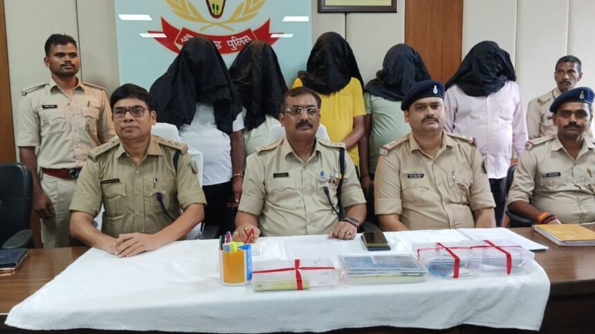 झारखंड में बड़े अंतरराष्ट्रीय मानव तस्कर गिरोह का भंडाफोड़, युवकों को डंकी रूट से भेजते थे अमेरिका 1 झारखंड में बड़े अंतरराष्ट्रीय मानव तस्कर गिरोह का भंडाफोड़, युवकों को डंकी रूट से भेजते थे अमेरिका