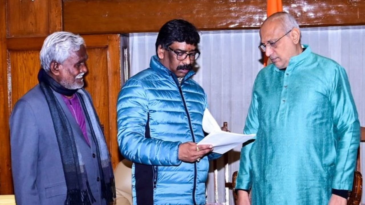 सीपी राधाकृष्णन ने झारखंड में राज्यपाल रहते स्थानीय नीति के विधेयक को नहीं किया था स्वीकृत, हेमंत सोरेन ने अपनी गिरफ्तारी में भी बताई थी भूमिका