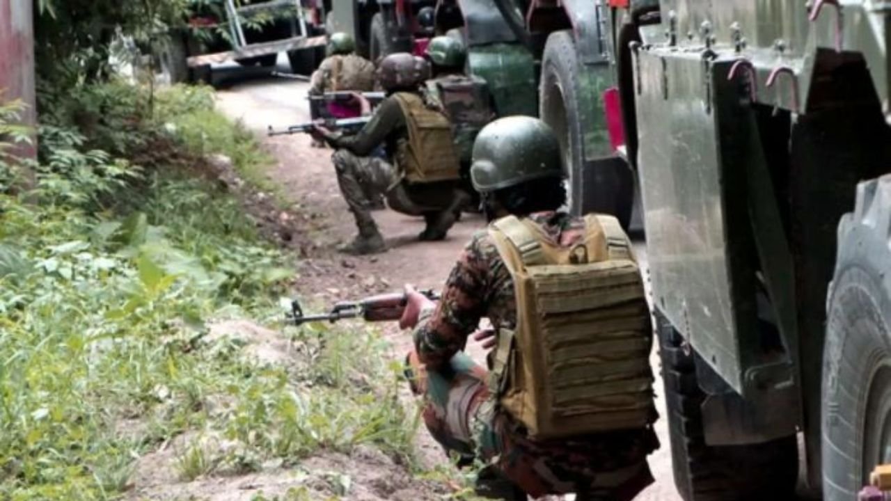 जम्मू-कश्मीर के कुलगाम में एनकाउंटर, दो जवान शहीद, सुरक्षाबलों ने एक आतंकी को मार गिराया