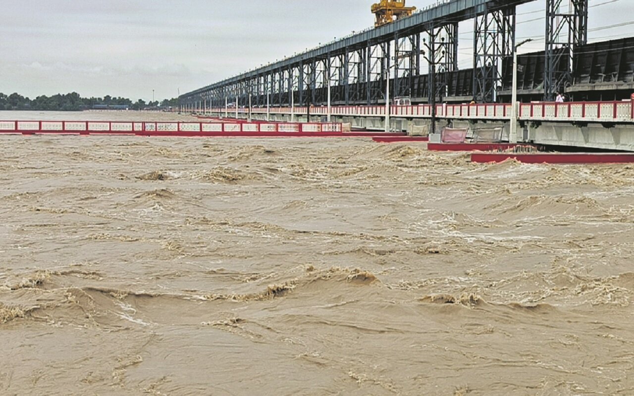 बिहार में बाढ़ से अबतक 26 लोगों की मौत, कोसी बराज के 20 फाटक खोले गए, कई जिलों में बारिश को लेकर अलर्ट