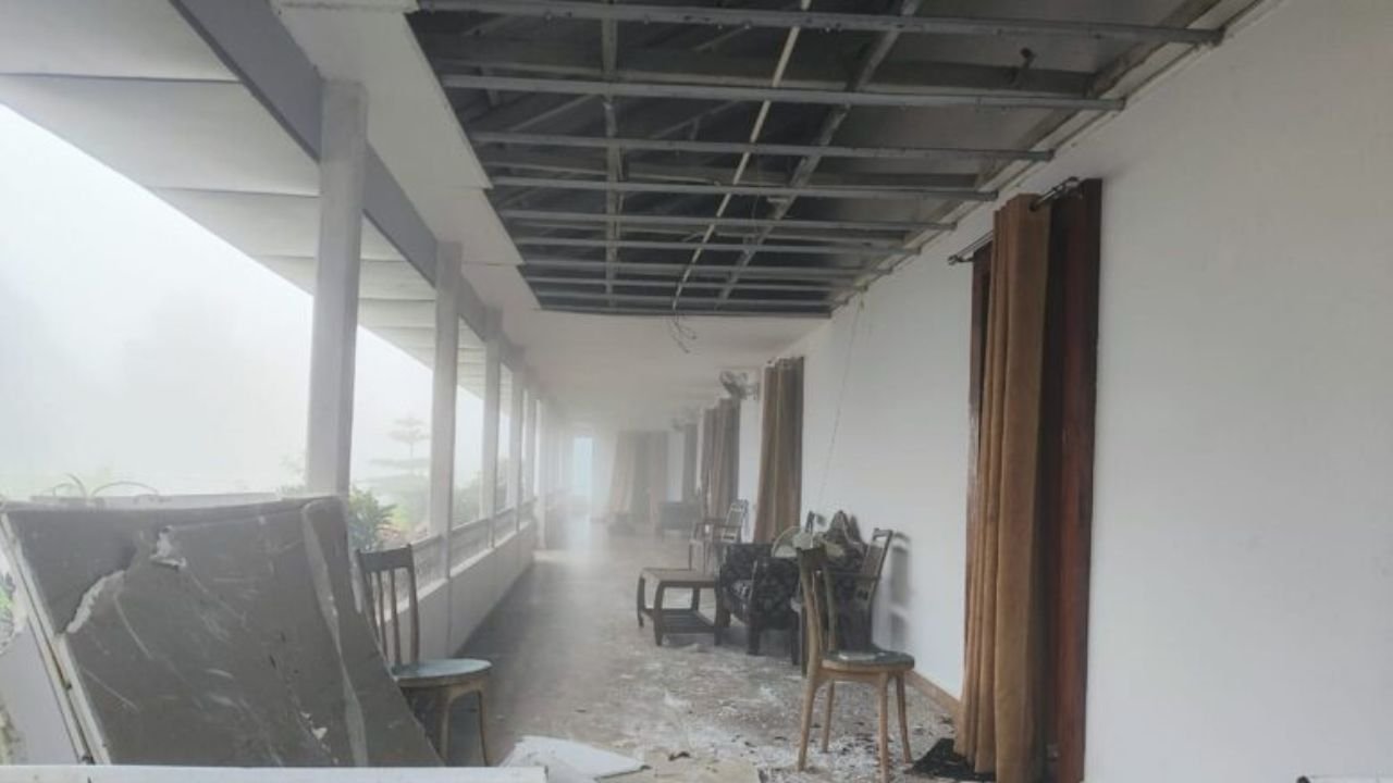 नेतरहाट के डाक बंगला में बड़ा हादसा टला, फॉल्स सिलिंग गिरने से मची अफरातफरी, बाल-बाल बचे कई पर्यटक