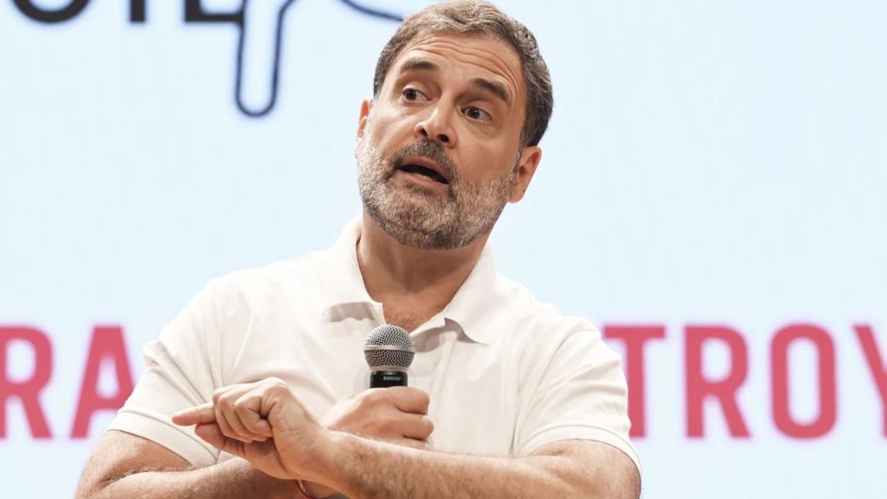 राहुल गांधी से चुनाव आयोग ने मांगा एफिडेविट, कहा-कागज पर साइन करें या मांग लें माफी, कांग्रेस नेता ने दिया ये जवाब