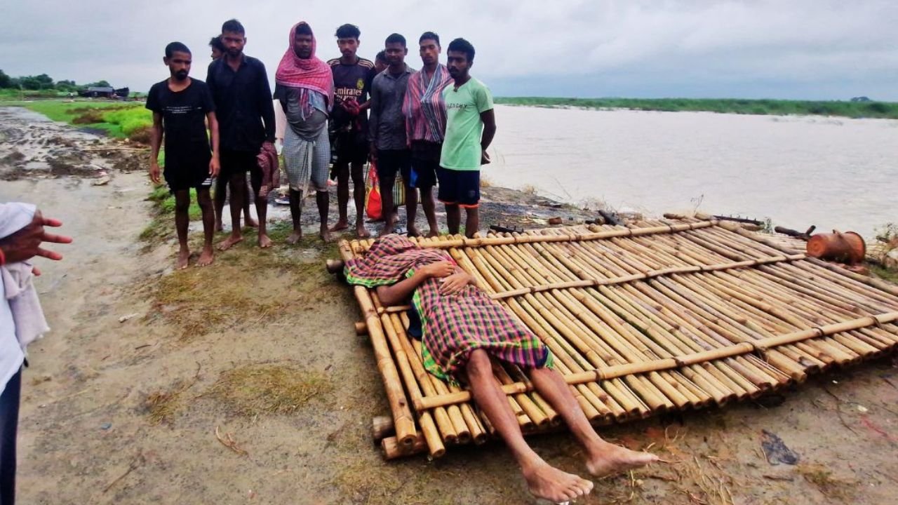 साहिबगंज में गंगा नदी में बड़ा हादसा, नाव पलटने से एक की मौत, 3 लापता, चूहा मारने गए थे दियारा