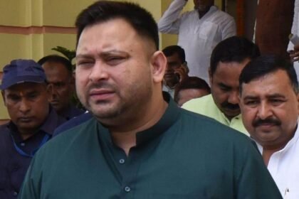 चुनाव आयोग को तेजस्वी यादव ने दो वोटर आईडी कार्ड पर दिया जवाब, RJD ने पूछा- कैसे बने 2 EPIC