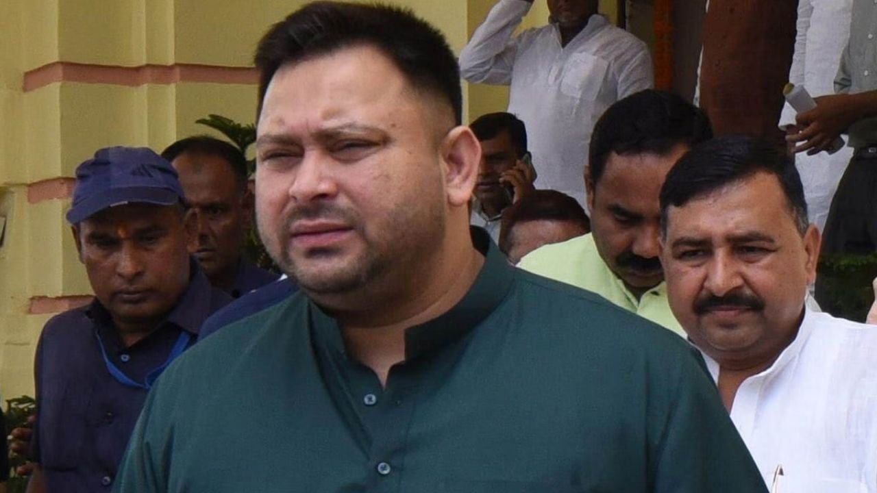 चुनाव आयोग को तेजस्वी यादव ने दो वोटर आईडी कार्ड पर दिया जवाब, RJD ने पूछा- कैसे बने 2 EPIC