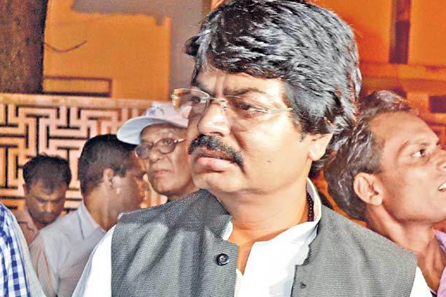 योगेंद्र साव की गिरफ्तारी की मांग, हाइवा मालिकों ने पूर्व मंत्री के खिलाफ किया सड़क जाम