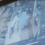 जमशेदपुर में दिनदहाड़े ज्वेलरी शॉप में डकैती, तीन राउंट चली गोली, दुकानदार को पीटा, देखिये CCTV  फुटेज