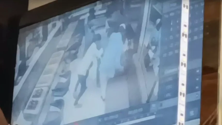 जमशेदपुर में दिनदहाड़े ज्वेलरी शॉप में डकैती, तीन राउंट चली गोली, दुकानदार को पीटा, देखिये CCTV  फुटेज